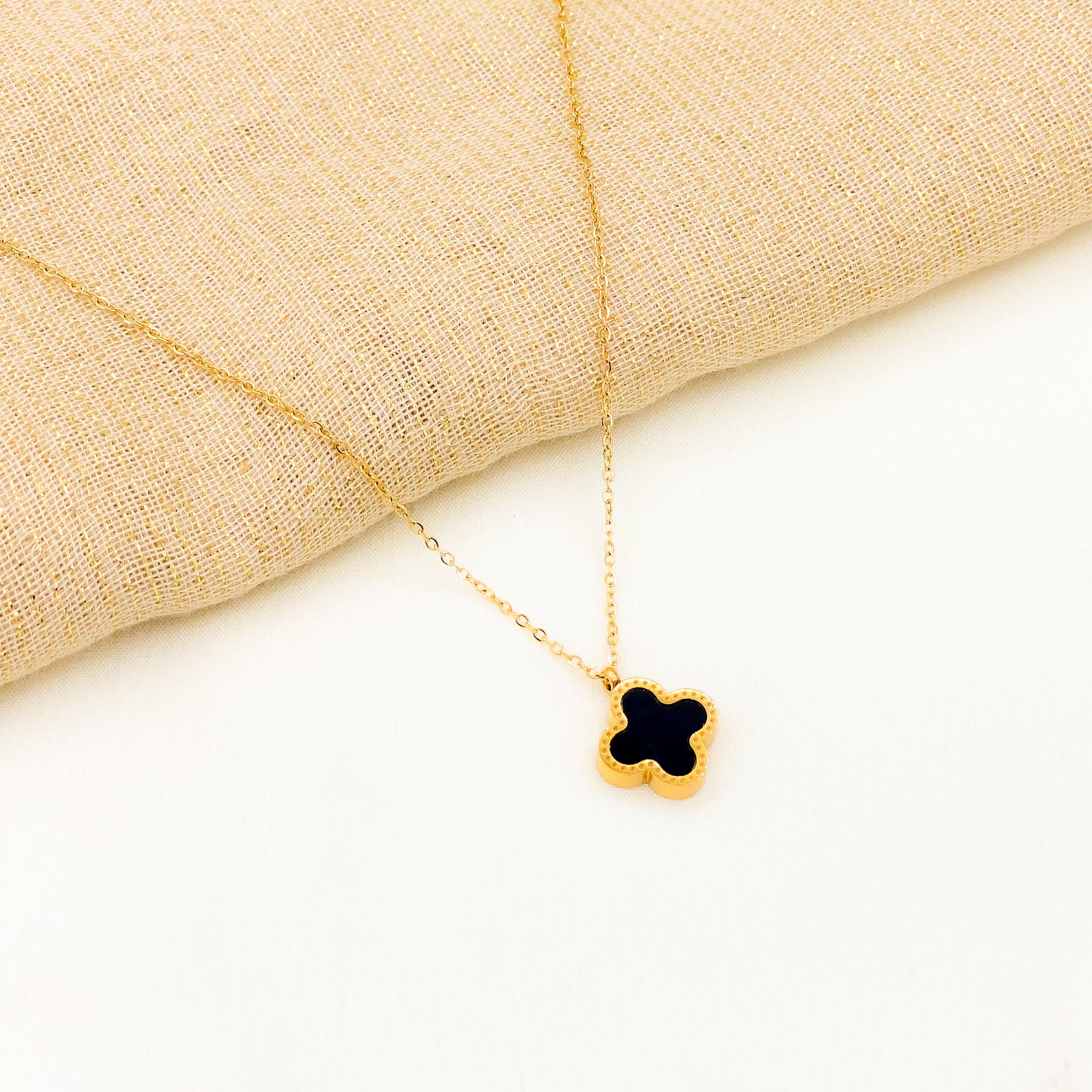 Four clover hot sale leaf necklace